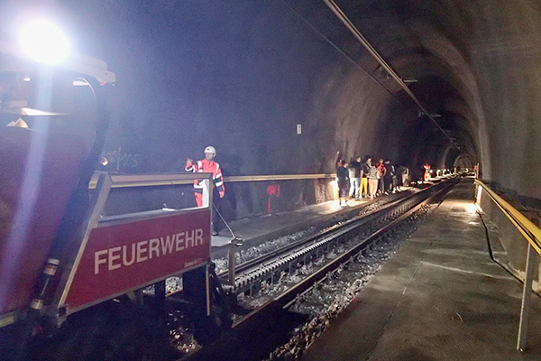 Wegen einem Wassereintritt bleibt ein Zug im Tunnel Engelberg stecken. Feuerwehrleute führen 57 Reisende gruppenweise zu Fuss zum 1,1 Kilometer entfernten Nordportal Mettlen hinunter. 