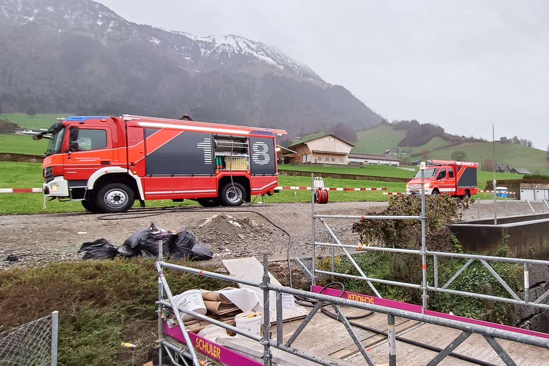 An der Ennetmooserstrasse bekämpft das Ersteinsatzelement 1 einen Glimmbrand.