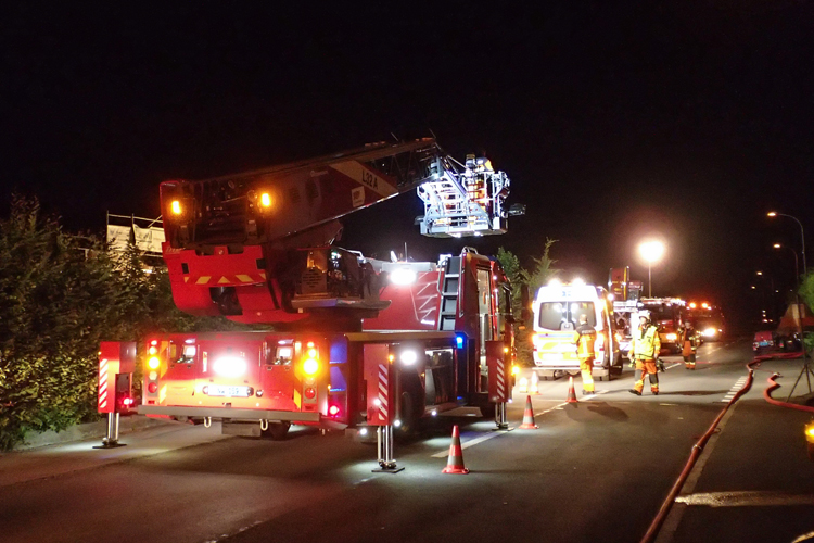 In Buochs brennt ein Haus. Die Feuerwehr Stans ist mit der Autodrehleiter und dem Grossventilator zur Stelle.