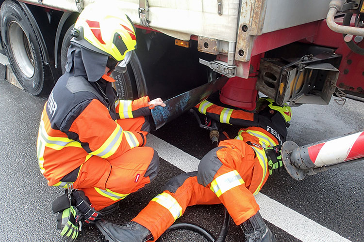 Auf der Autobahn in Buochs muss die Stützpunktfeuerwehr das überhitzte Rad eines Lastwagens kühlen.