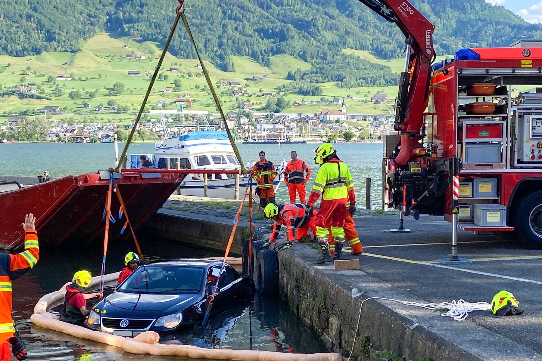 Das Ersteinsatzelement 2 zieht zusammen mit der Feuerwehr Buochs-Ennetbürgen in Ennetbürgen ein führerlos in den See gerolltes Auto aus dem Wasser.
