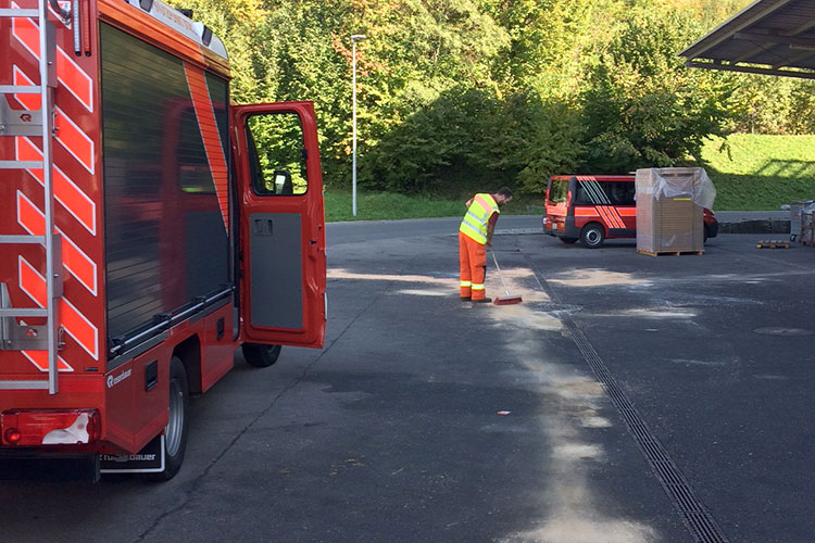 Das Ersteinsatzelement 2 beseitigt eine Ölspur in der Riedenstrasse.