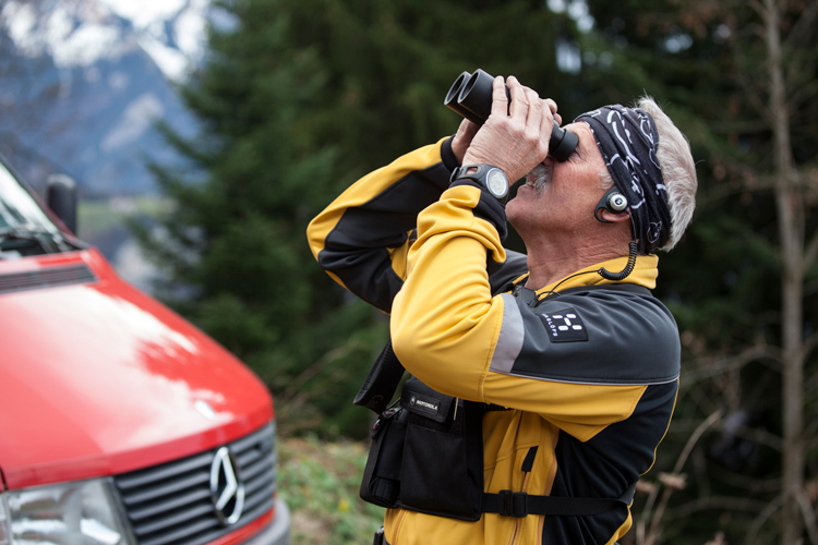Der Einsatzleiter der Alpinen Rettung Schweiz (ARS) beobachtet die blockierte Bahnkabine.