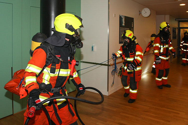 Im Kantonsspital findet eine Atemschutzübung statt.