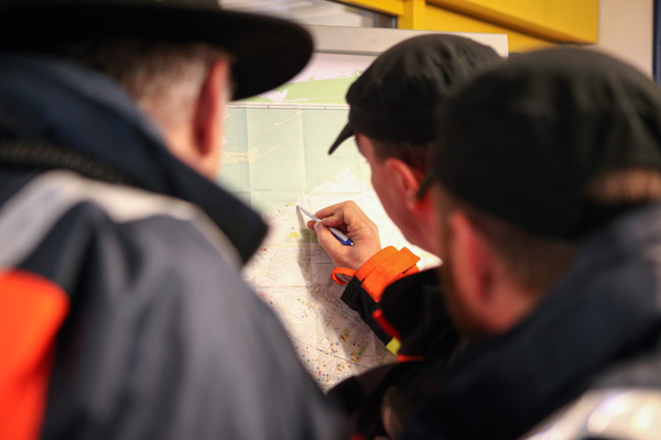 Eine Einsatzgruppe erhält einen Objektschutzauftrag.