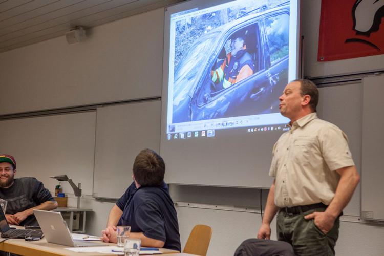 Kommandant Fredy Achermann ehrt Bäni Achermann für 45 Jahre Feuerwehrdienst.