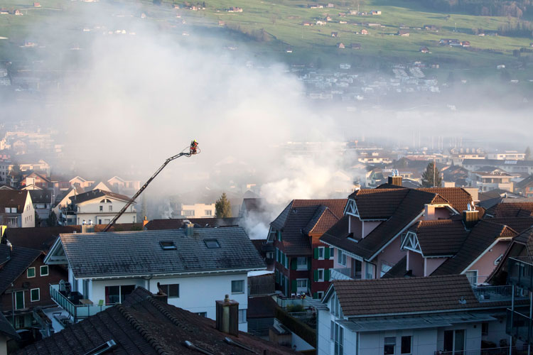 Über die Buochser Bucht hat sich ein Rauchschleier gelegt.