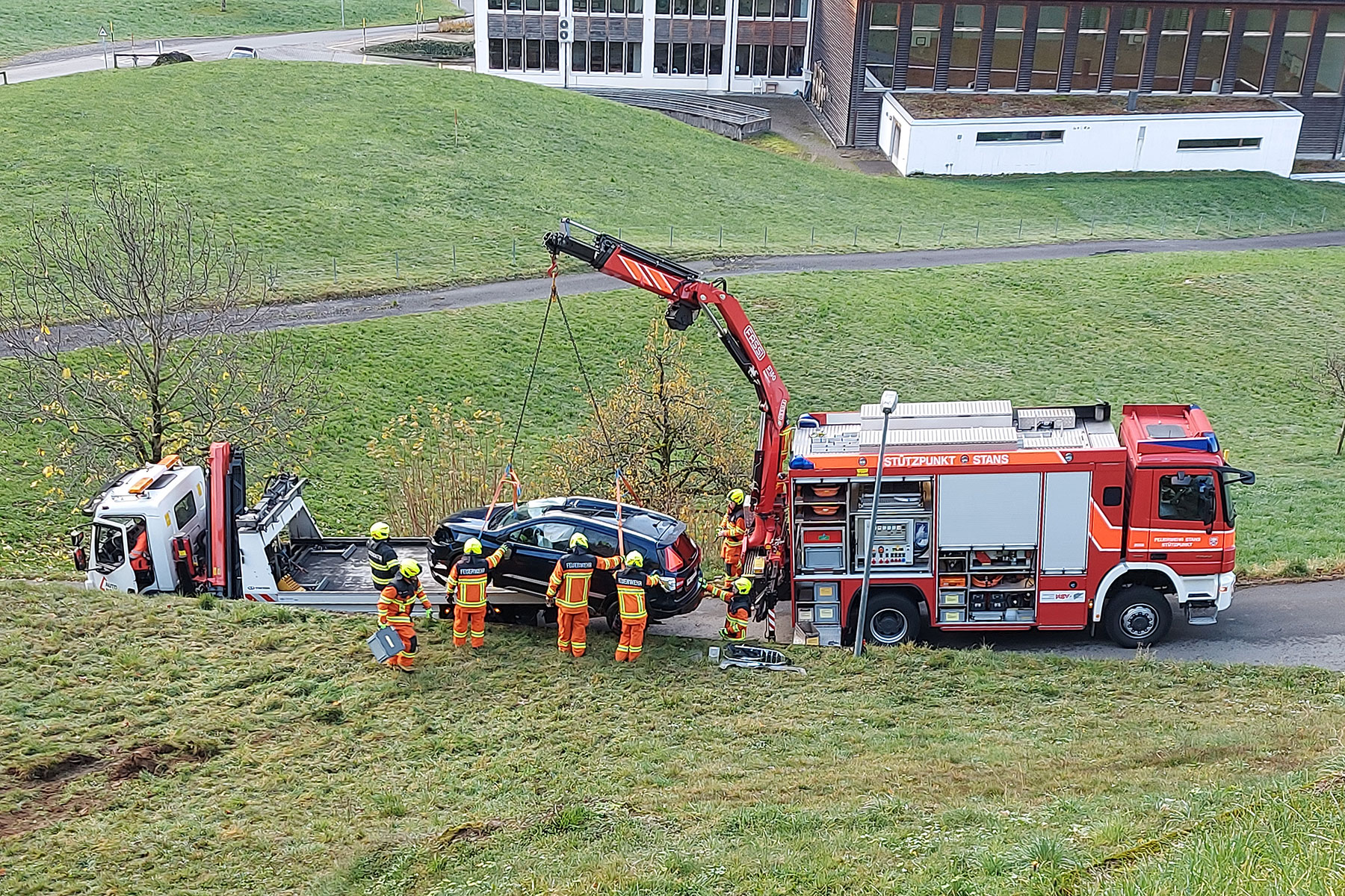 In Emmetten muss ein verunfalltes Auto geborgen werden.