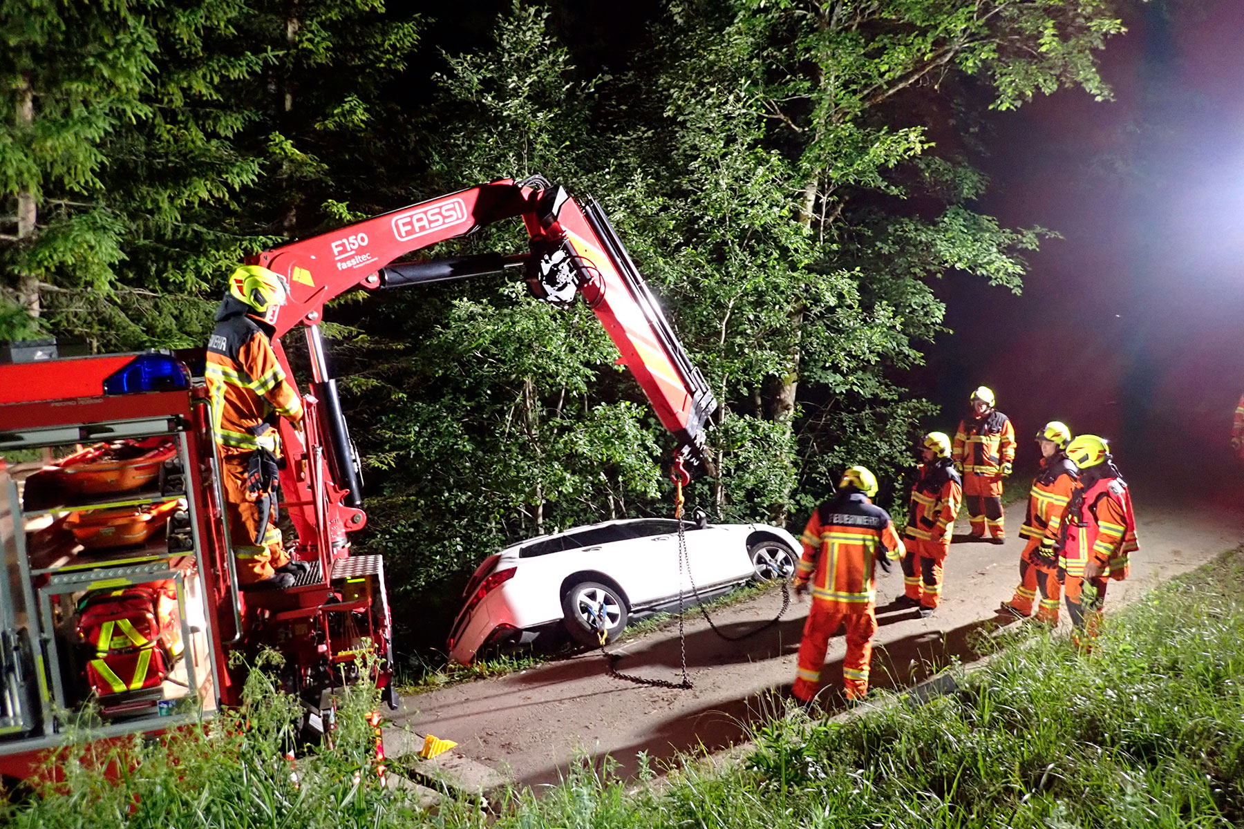 Im Kohltal in Emmetten muss ein verunfalltes Auto geborgen werden.