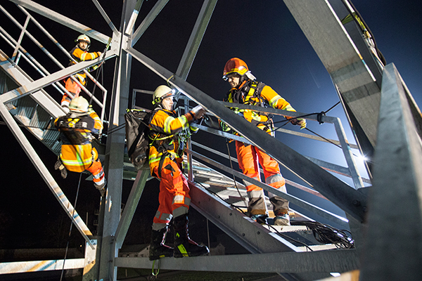 Die Fachgruppe Absturzsicherung übt an der Stahlkonstruktion des Towers auf dem Flugplatz Buochs.