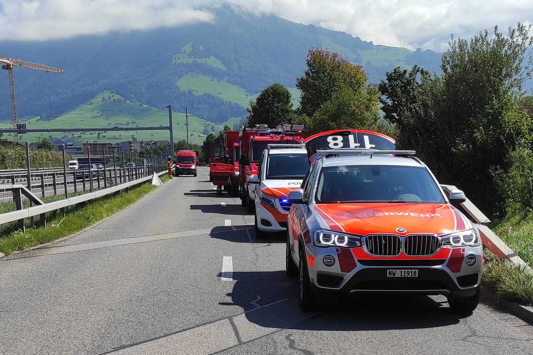 Weil ein Lieferwagen mit einem Motorrad kollidiert ist, rücken die Gruppen Strassenrettung und Verkehr an die Rotzlochstrasse aus.