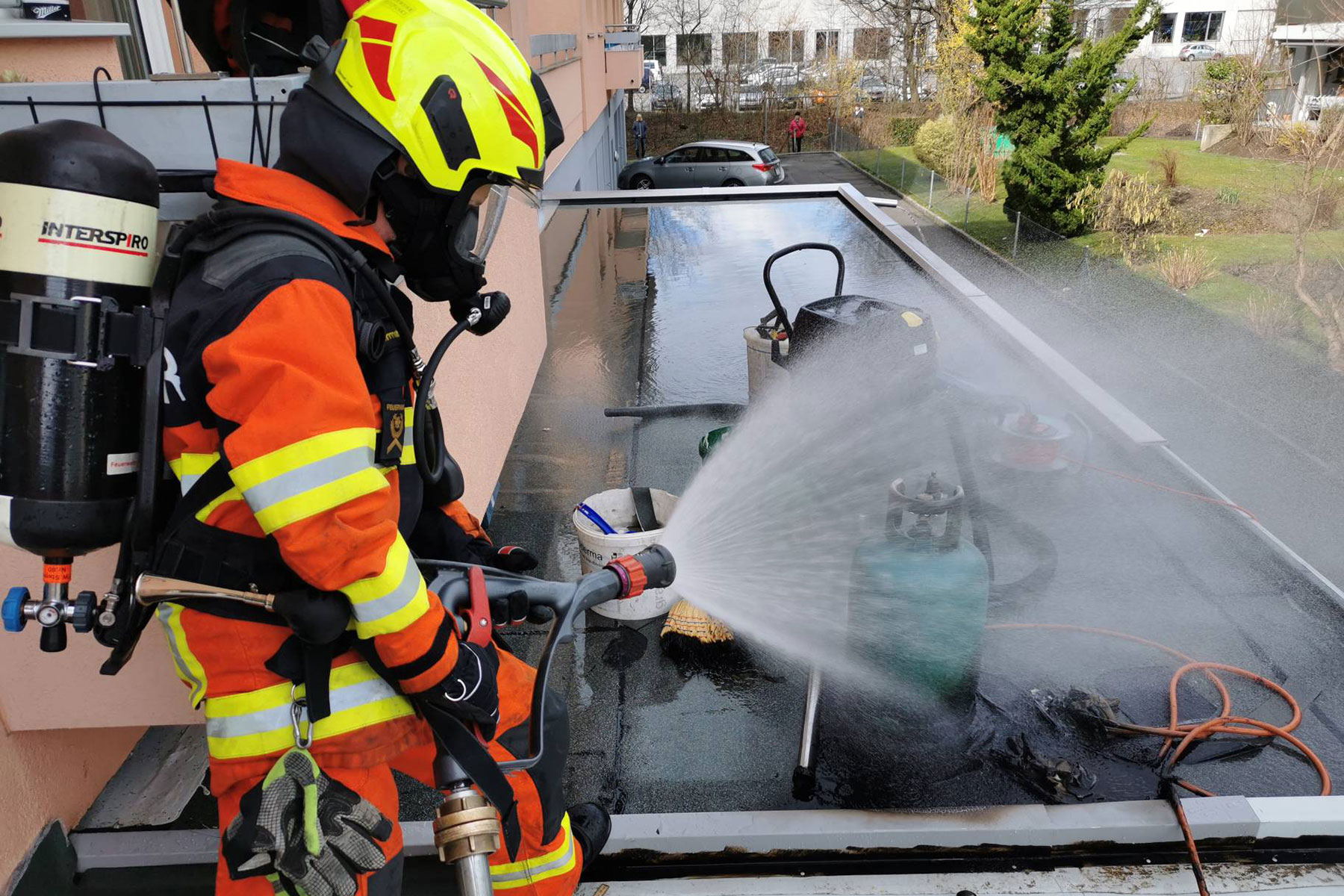 Das Ersteinsatzelement 2 löscht in Stans eine brennende Gasflasche.