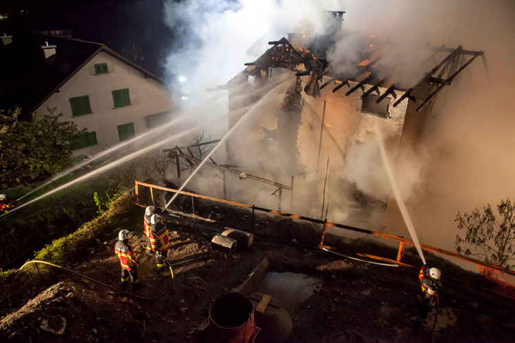 Rund ums Haus sind Löschleitungen im Einsatz.