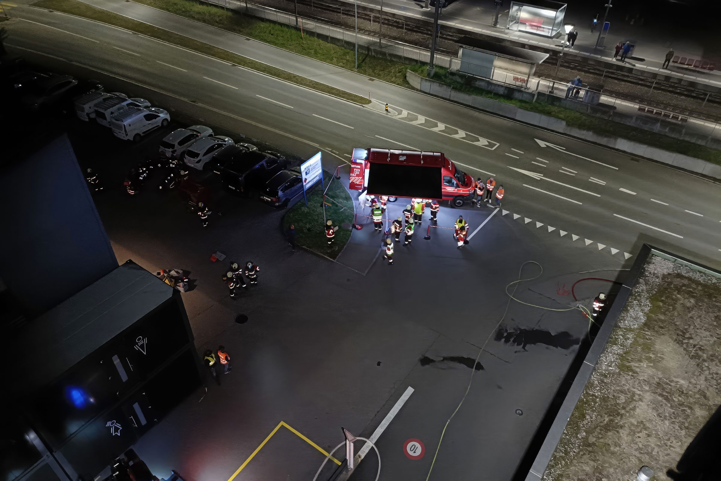 An einer Einsatzübung der Feuerwehr Dallenwil nimmt die Feuerwehr Stans mit den Stützpunktgeräten teil. Im Bild das Einsatzleitfahrzeug.