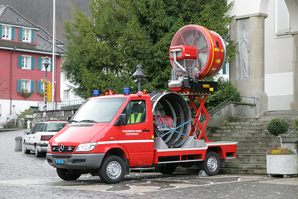 Der Mobile Grossventilator am Eingang der Pfarrkirche Hergiswil