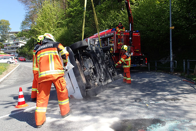 Bei einem Selbstunfall auf der Bürgenstockstrasse in Stansstad kippt ein Personenwagen auf die Seite.