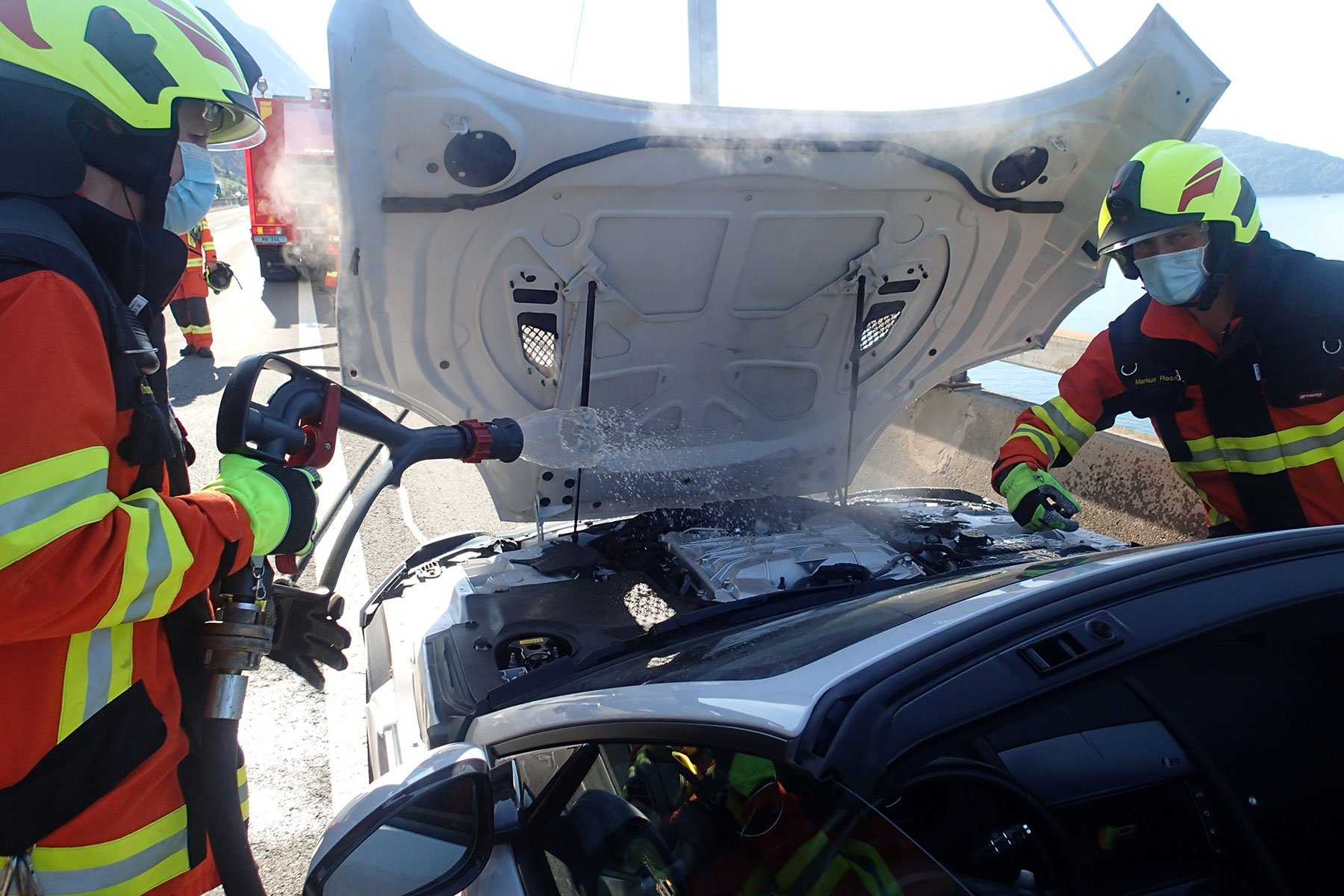 Auf der A2 in Beckenried hat ein Auto eine Panne. Der Motorraum muss gekühlt werden und es braucht Ölwehrmassnahmen.