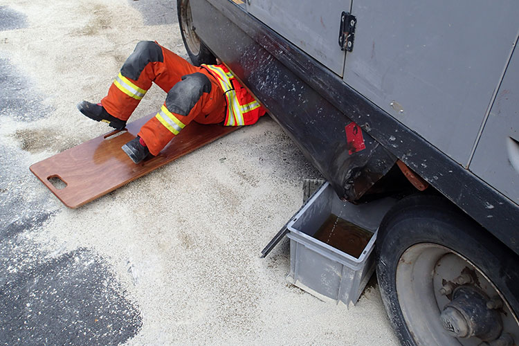 Auf der Autobahn in Hergiswil kollidiert ein Personenwagen mit einem zur Baustelle gehörenden Anhänger. Die Feuerwehr pumpt das Öl aus dem beschädigten Tank.