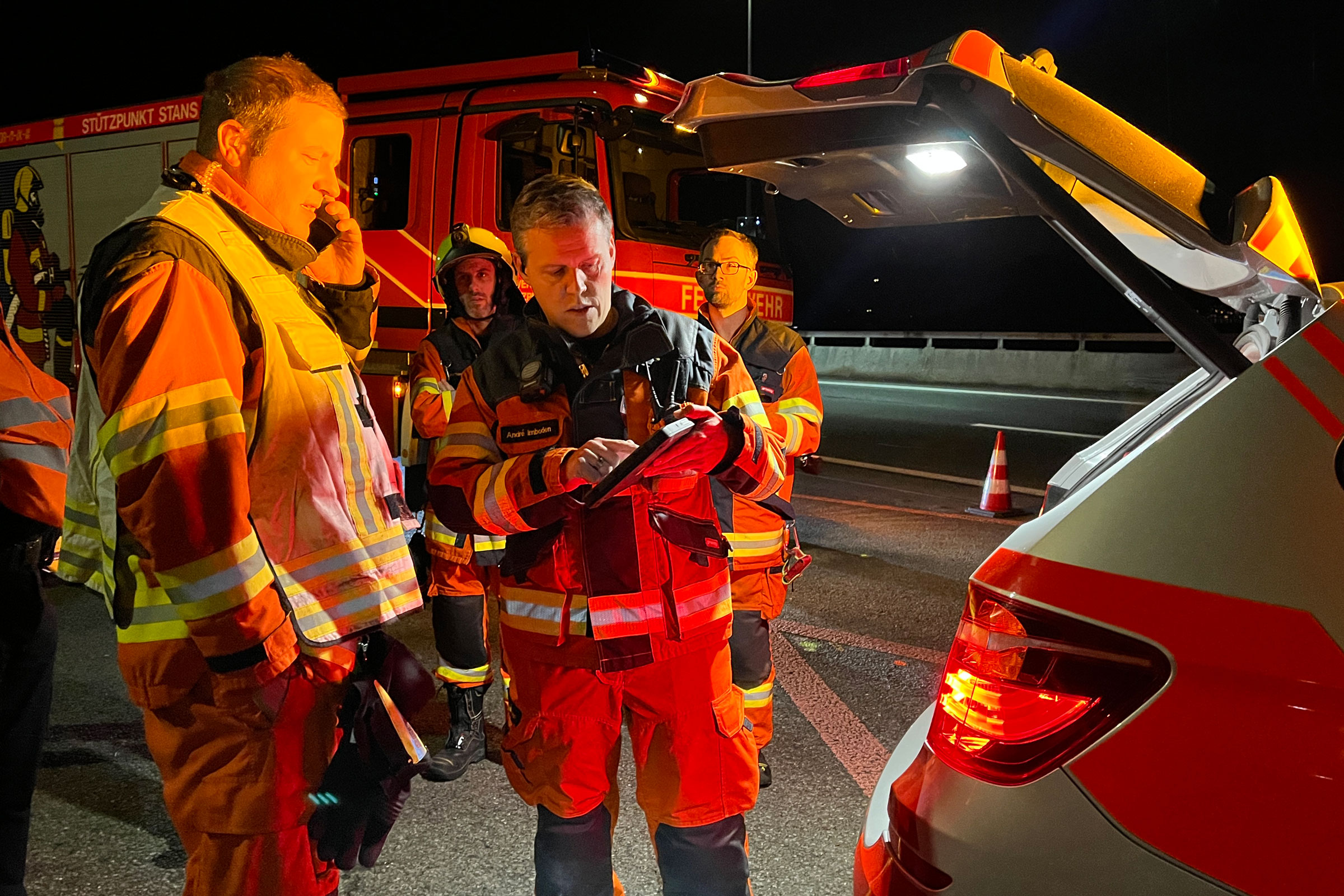 Das Ersteinsatzelement 2 stellt vor Ort fest, dass es eine technische Störung war, die die Brandmeldeanlage in der Lüftungszentrale Rütenen des Seelisbergtunnels ausgelöst hat.