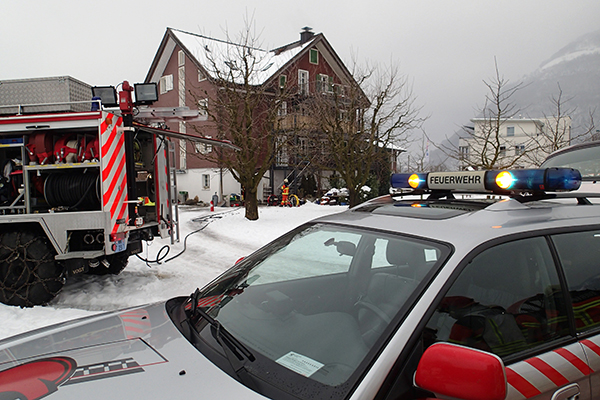 Im Heizungsraum eines Bauernhauses an der Buochserstrasse hat sich Material entzündet. Die Feuerwehr löscht den Brand, belüftet das Haus und führt Kontrollen durch.
