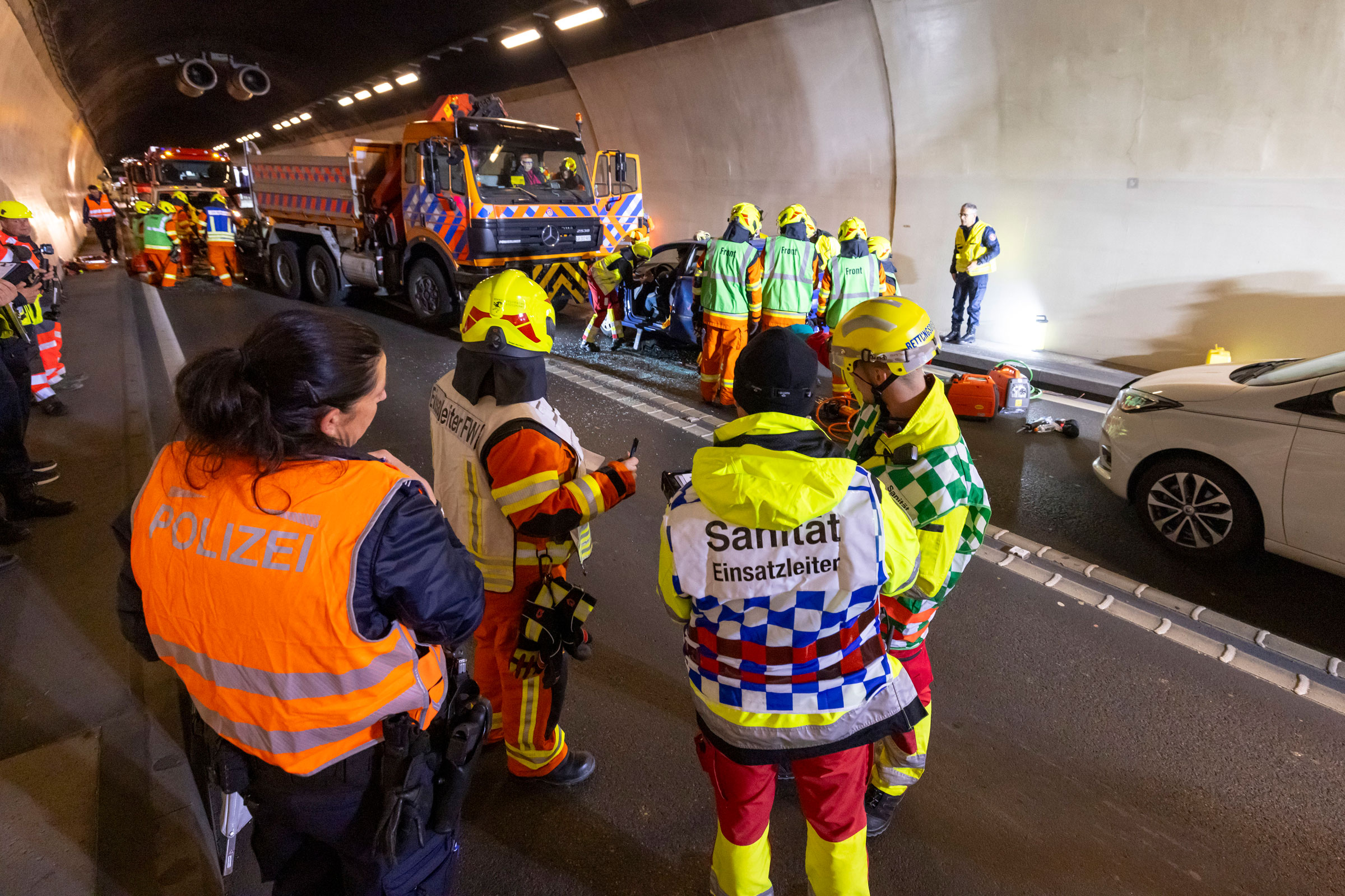 Einsatzleiter verschiedener Fachbereiche beobachten die Rettungsaktionen.
