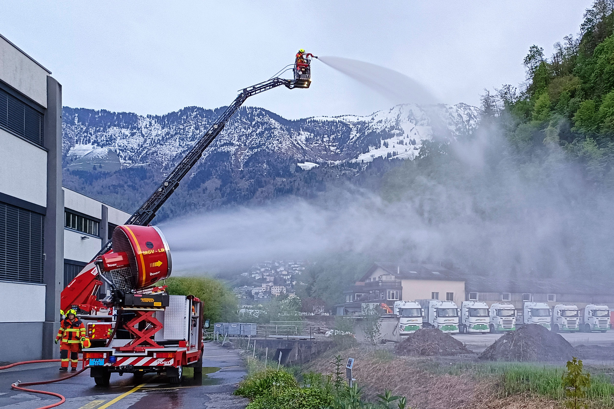 Die Einsatzzüge testen verschiedene Wasserverbraucher. Ein Video der Übung verzeichnet auf Instagram 1,5 Mio Aufrufe und beschert der Feuerwehr über 3000 neue Follower. Totale Wiedergabedauer des 13 Sekunden langen Clips: 123 Tage!