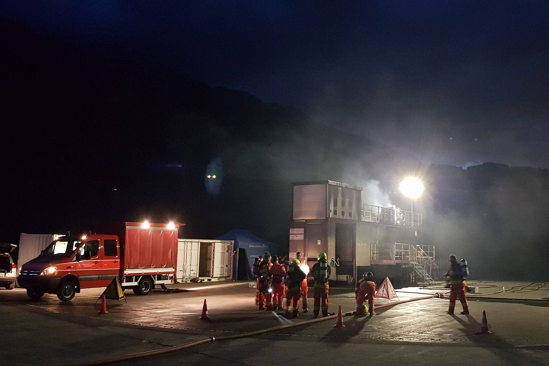 Mitglieder des Atemschutzes Kp 1 trainieren in einer mobilen Brandsimulationsanlage in Alpnach.