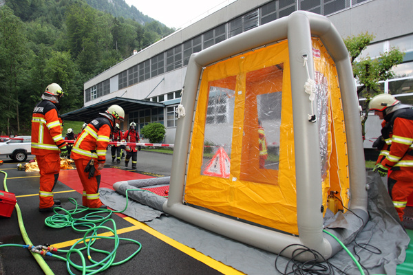 Angehörige der Stützpunktfeuerwehr Stans bauen die Dekontaminationsstelle auf.