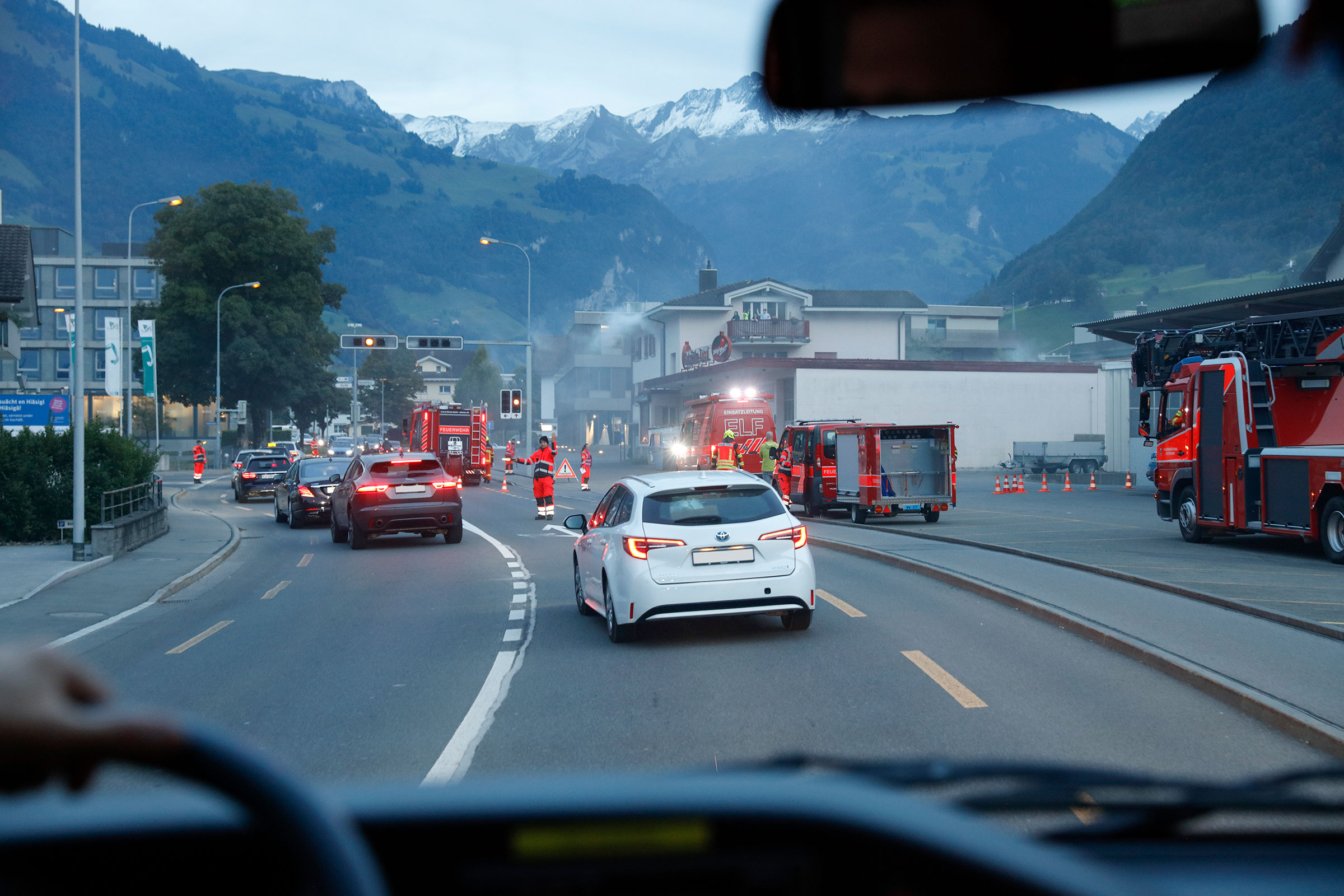 Der Rest der Feuerwehr trifft beim zweiten Brand ein.