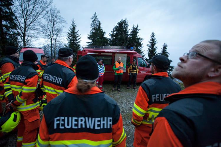 Die eingetroffenen Feuerwehrleute erhalten erste Informationen.