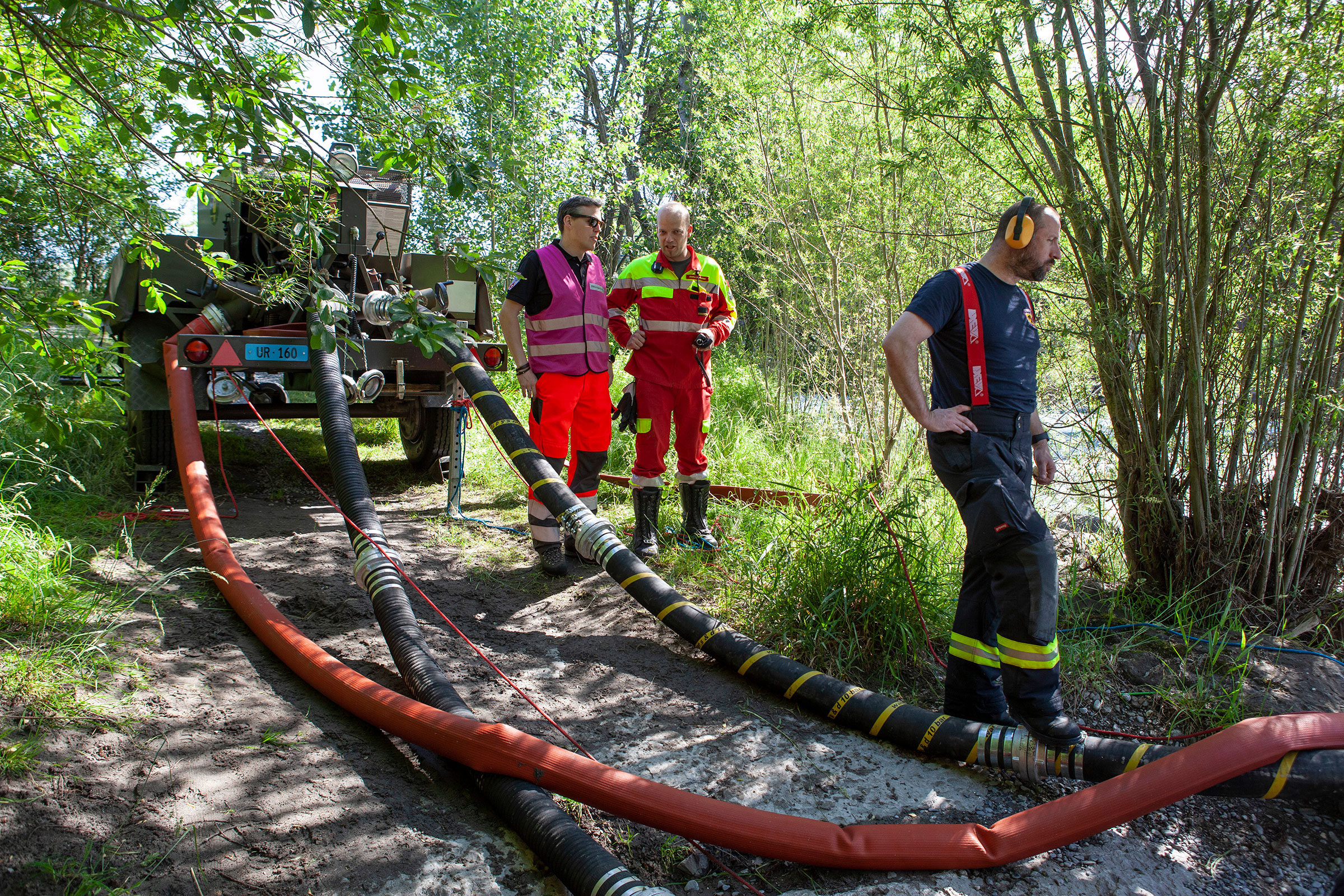 Die Chemiewehr pumpt Löschwasser aus der Engelberger Aa.