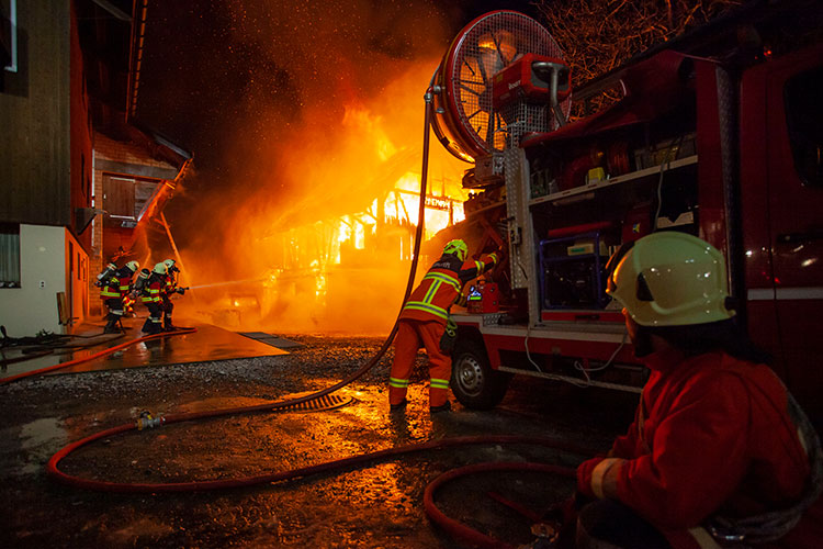In Wolfenschiessen brennt eine Holzscheune. Die Feuerwehr kann einen Übergriff auf die Nachbargebäude verhindern.