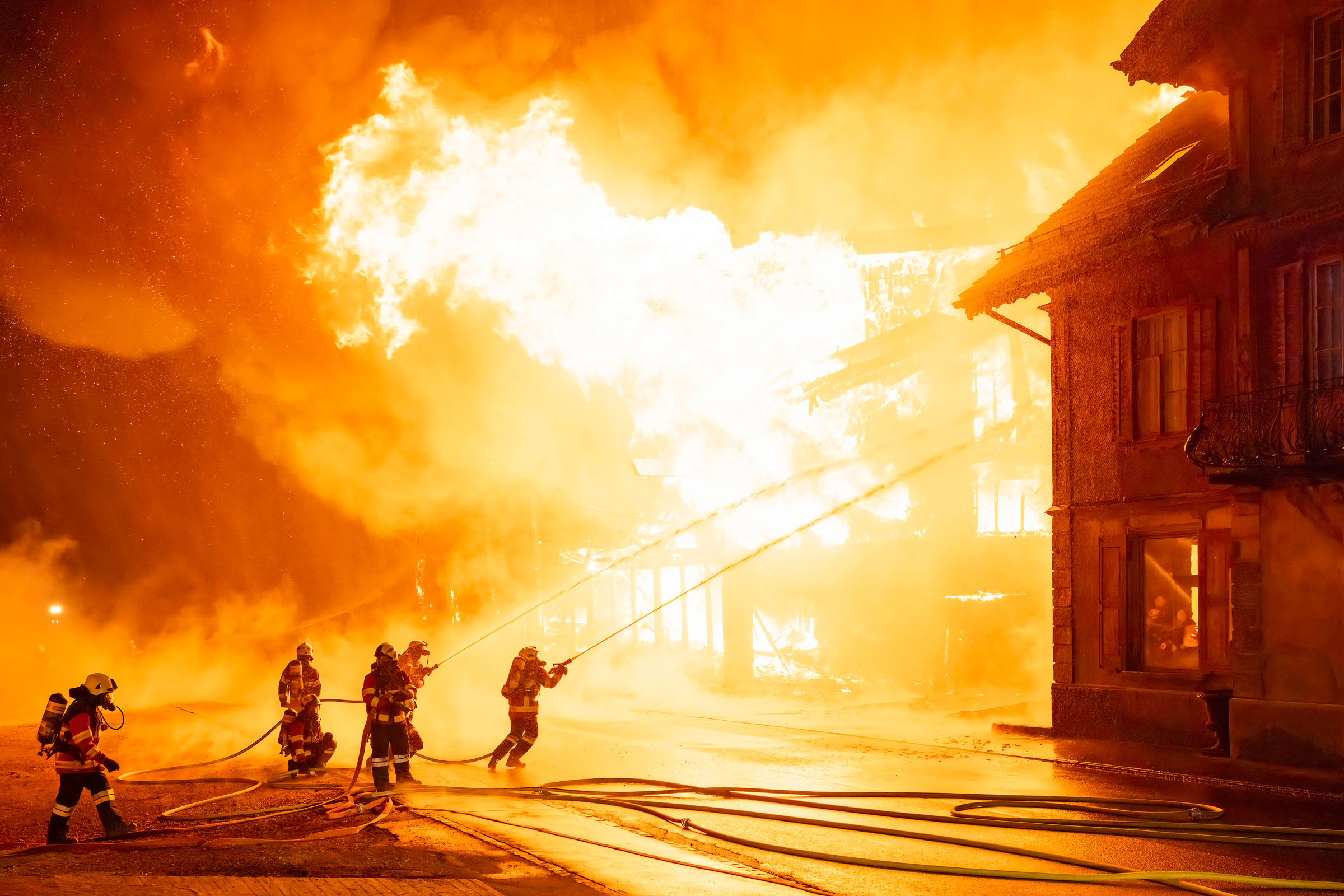 Bei einem Grossbrand in Wolfenschiessen kämpfen über 200 Einsatzkräfte aus acht Feuerwehren stundenlang gegen haushohe Flammen, sengende Hitze und starken Funkenflug.
