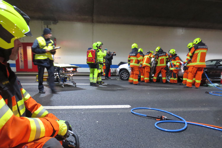 Die Feuerwehr Luzern führt im Tunnel Schlund eine Grossübung durch. Mit von der Partie sind auch die Strassenretter und die Führungsunterstützer aus Stans.