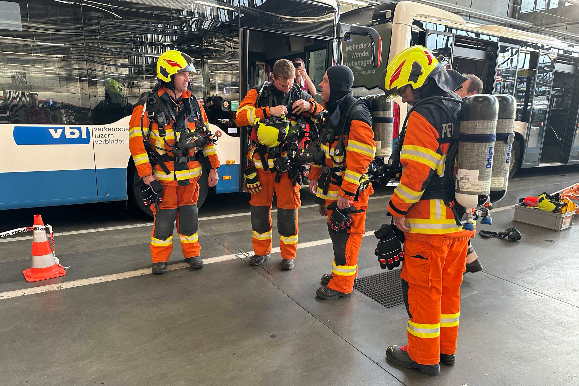 Die Fachgruppe Atemschutz für unterirdische Verkehrsanlagen UVA übt im Depot der Verkehrsbetriebe Luzern das Absuchen einer Buskolonne.