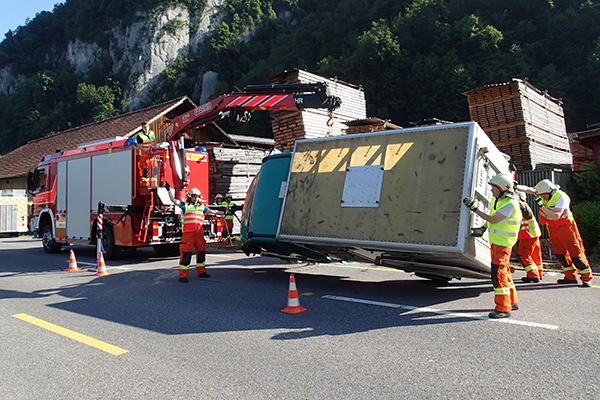 Auf der Stanserstrasse in Stansstad kippt ein unbeladener Viehtransporter auf die Seite. Die Feuerwehr stellt das Fahrzeug wieder auf die Räder und putzt das ausgetretene Öl auf.