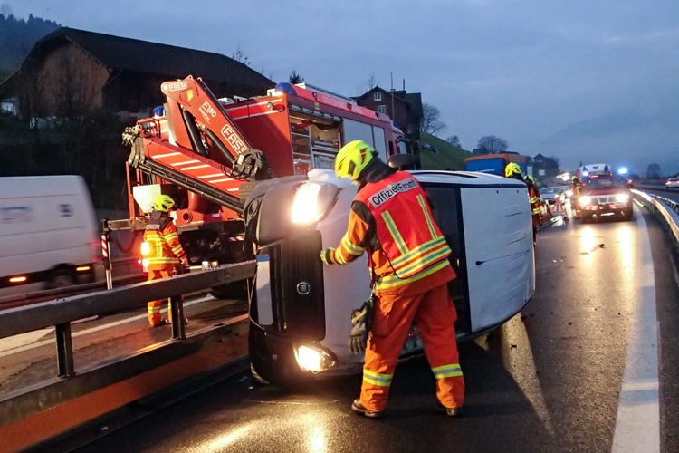 Ein weiteres Fahrzeug verunfallt im Baustellenbereich der Autobahn A2 in Buochs. Der Fahrer ist nicht verletzt. Die Strassenrettungsgruppe sichert die Unfallstelle und trifft Ölwehrmassnahmen.