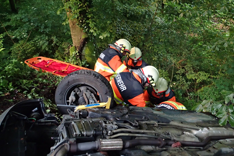 Bei Regenwetter übt die Strassenrettungsgruppe im Oberdörfler Wald. Im steilen Gelände müssen Figuranten aus zwei Autos gerettet werden.