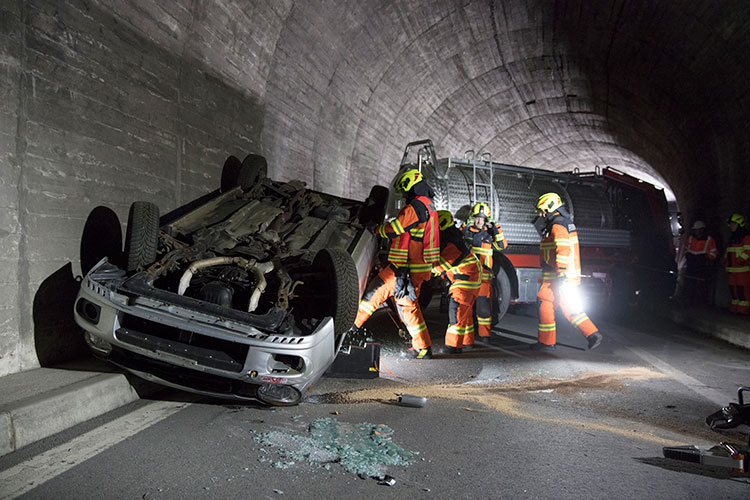 Die Strassenrettungsgruppen üben im alten Achereggtunnel.