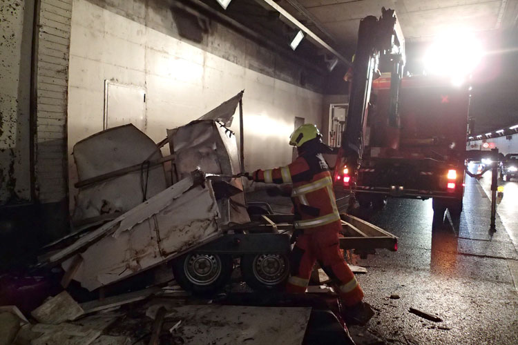 Ein verlorener Sachentransportanhänger kollidiert im Seelisbergtunnel mit der Wand einer Tunnelnische. Die Strassenrettungsgruppe räumt die Fahrbahn und transportiert den zerstörten Anhänger ab.