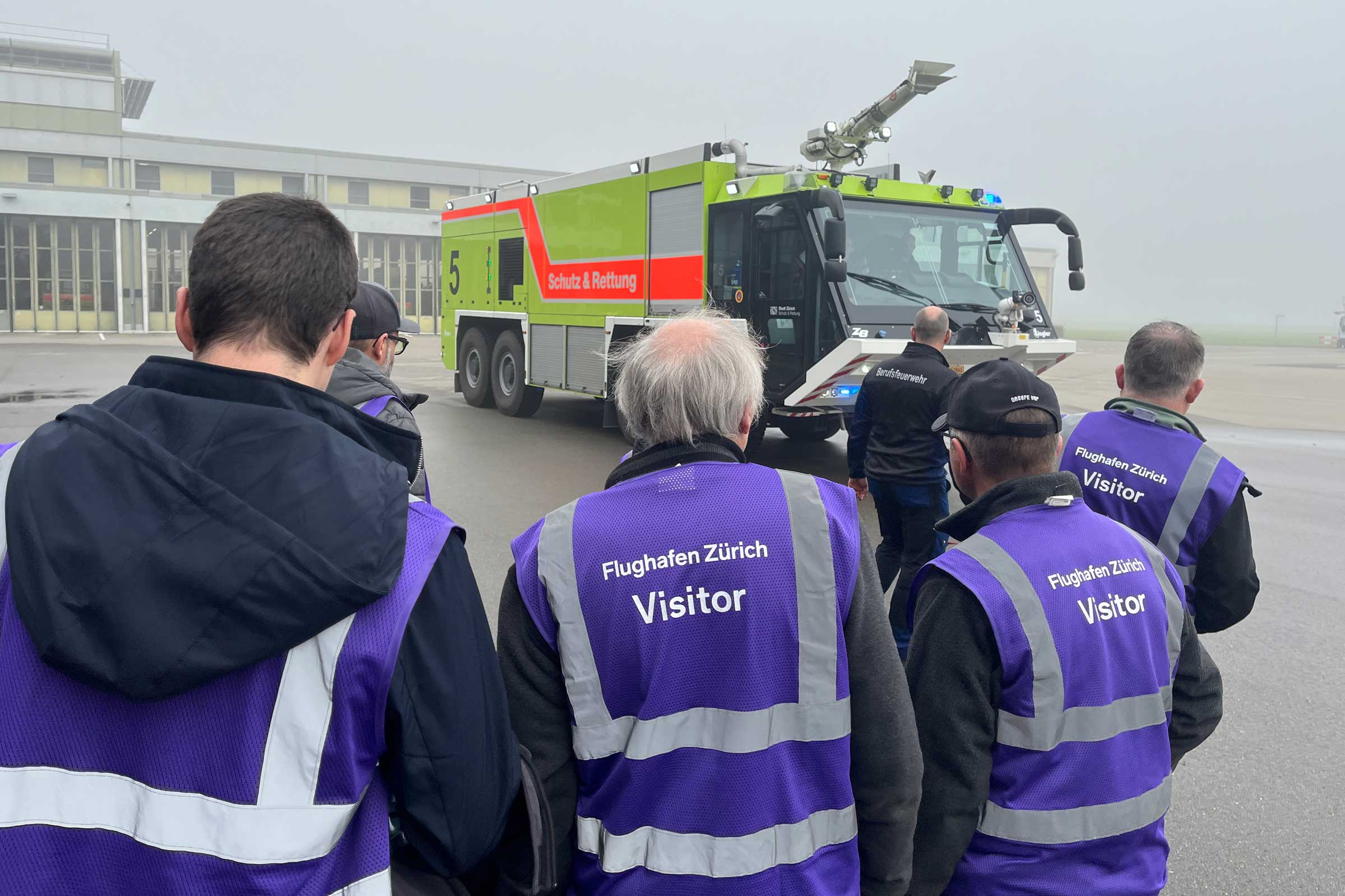 Mitglieder des Feuerwehrvereins Stans besuchen die Flughafenfeuerwehr von Schutz und Rettung Zürich.