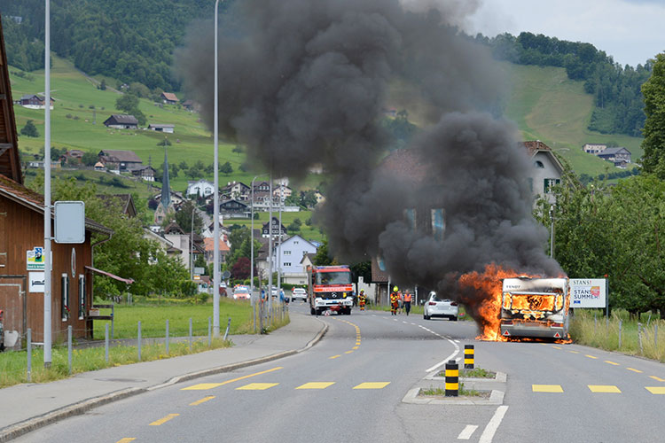 Auf der Buochserstrasse brennt ein Wohnwagen.