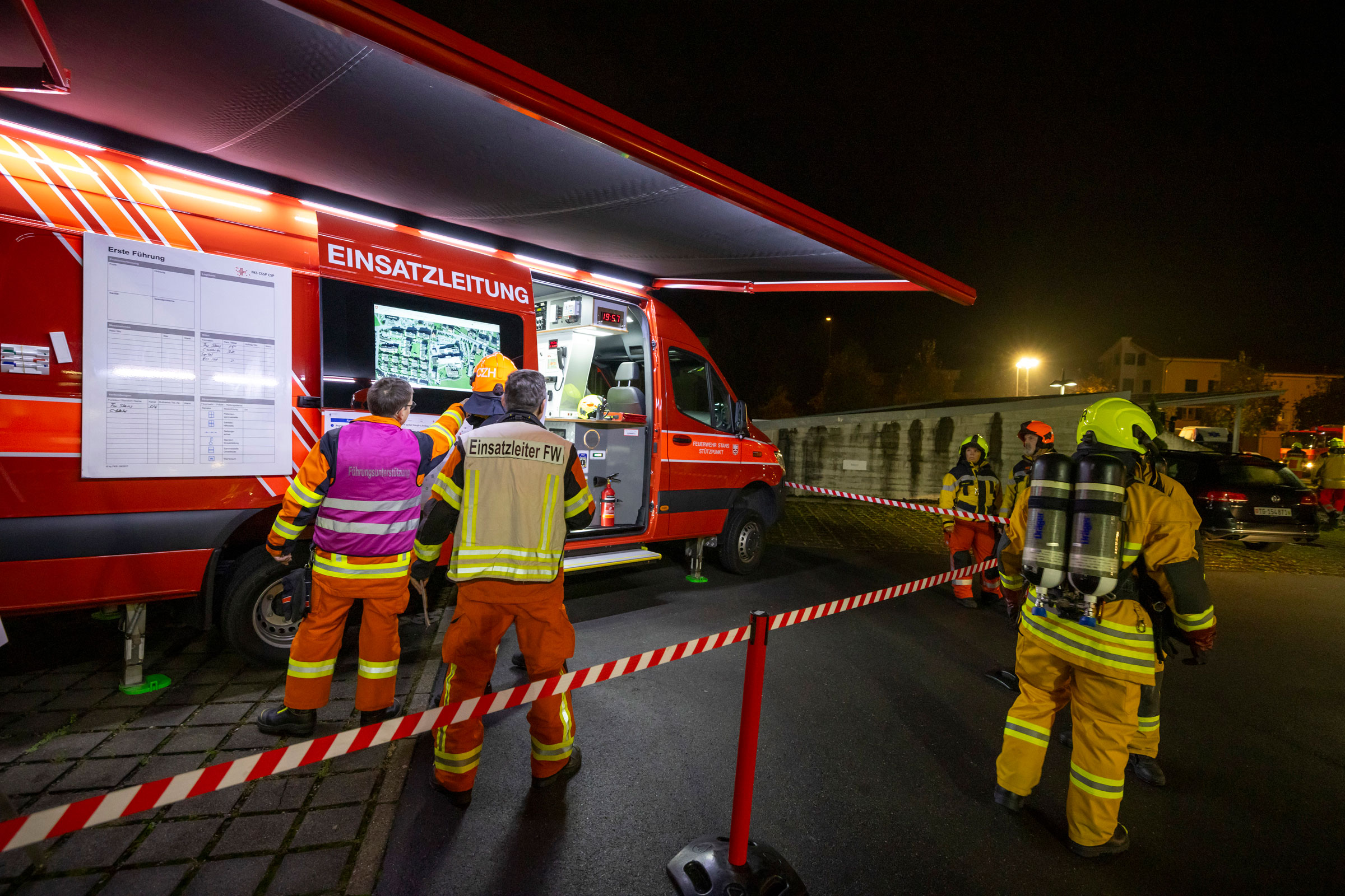 … und melden sich bei der Einsatzleitung.