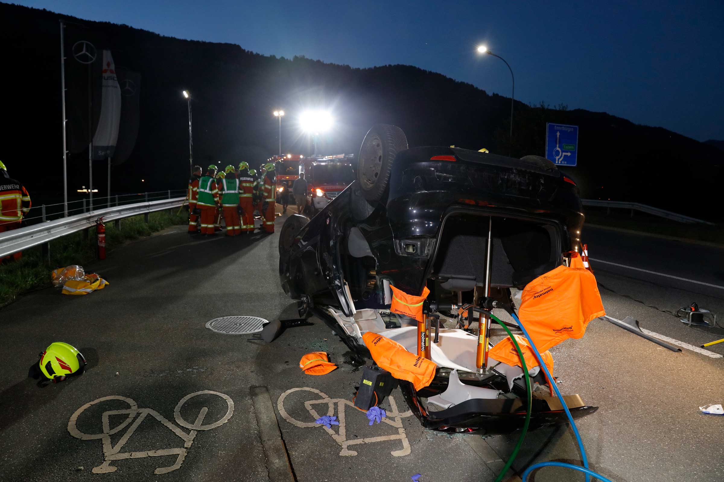 Um Platz zu schaffen, haben die Strassenrettungsleute das Dach abgetrennt und den Rest der Karosserie in die Höhe gedrückt. 