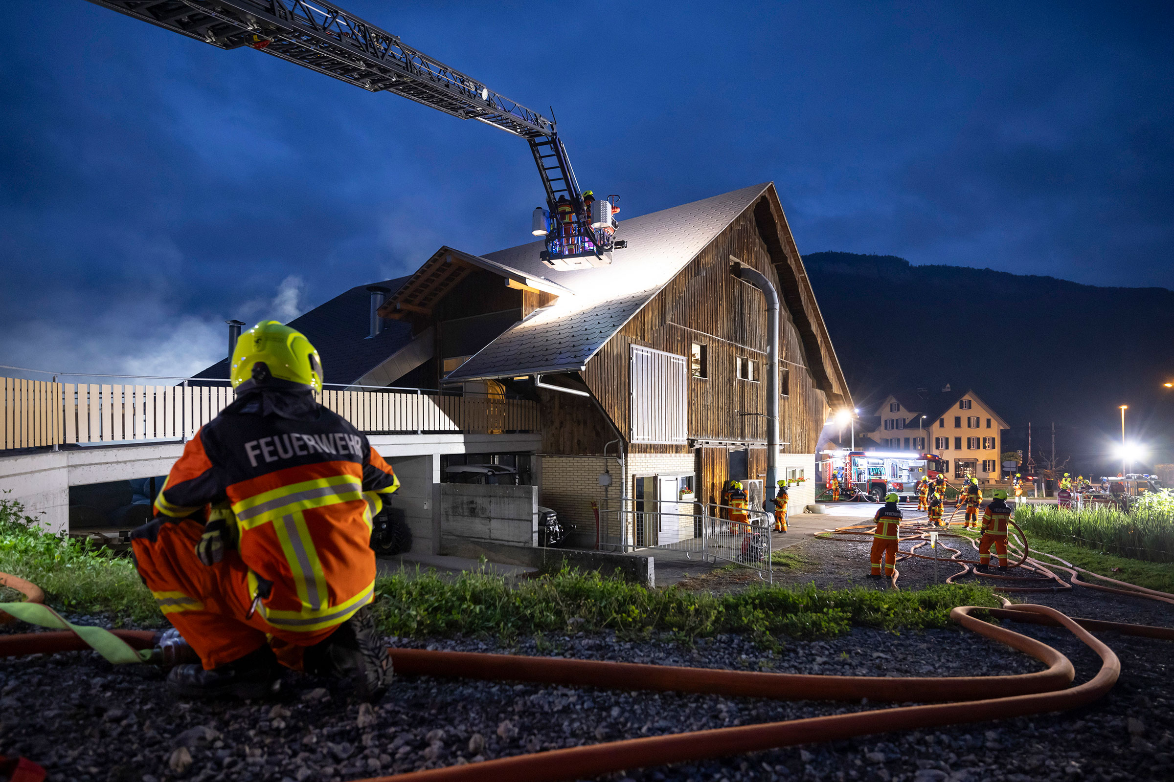 Die gesamte Feuerwehr rückt zu einer Alarmübung auf den Bauernhof Pulverturm aus.