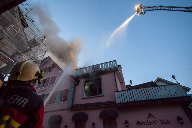 Die Stützpunktfeuerwehr Stans bekämpft den Brand aus der Höhe.