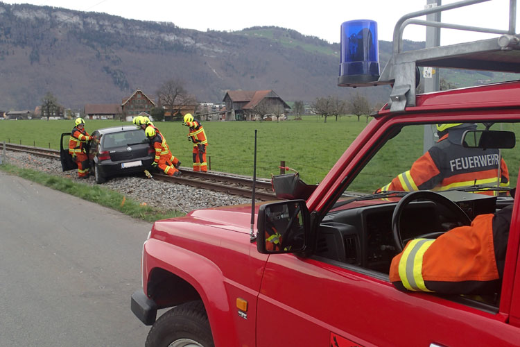 Mittels Seilwinde zieht die Strassenrettungsgruppe in Oberdorf ein Auto vom Bahngleis.