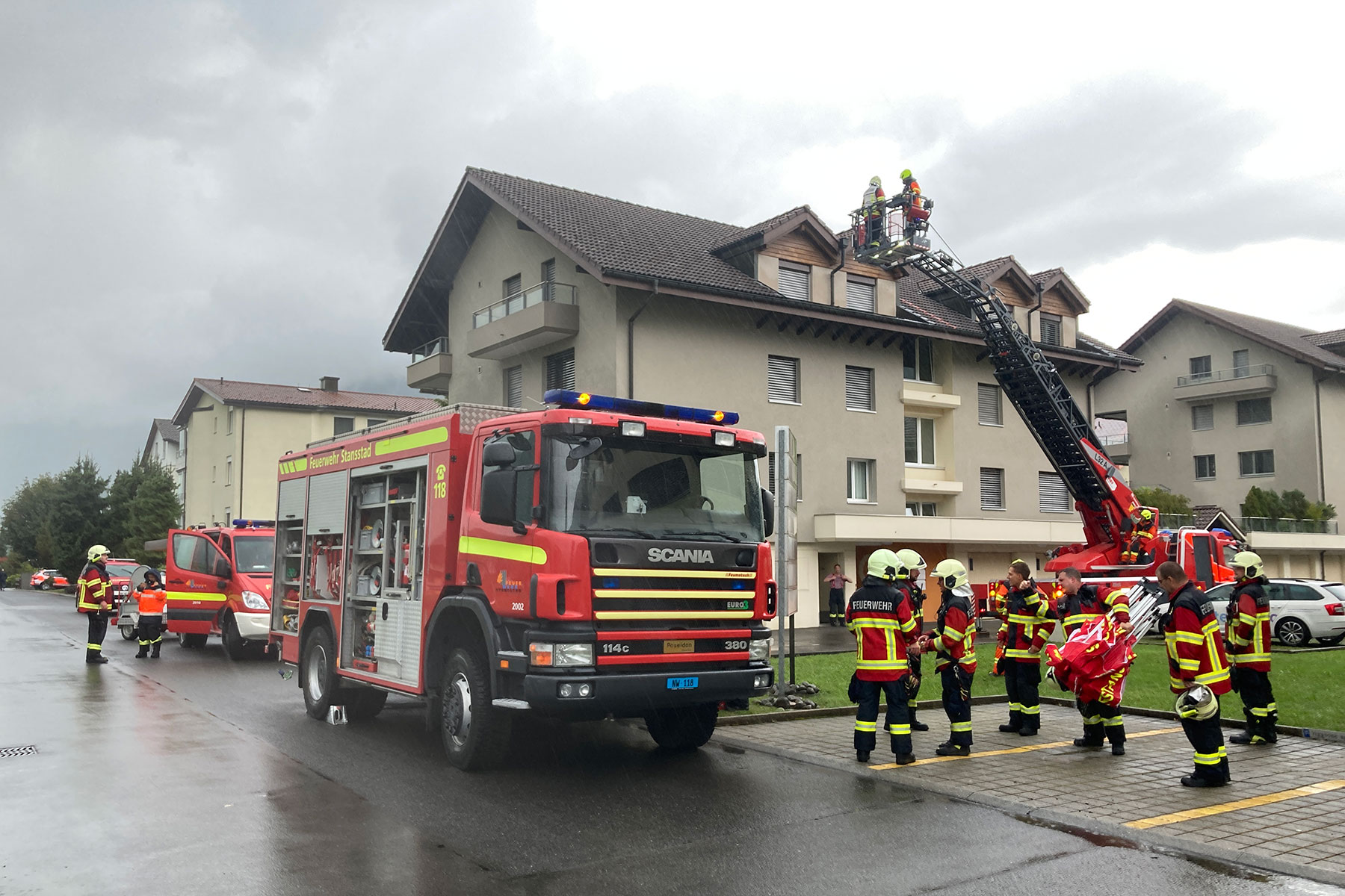 Die Feuerwehr Stansstad braucht nach einem Blitzschlag Unterstützung der ADL-Gruppe.