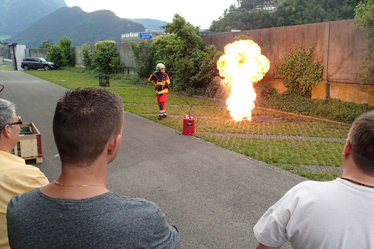 An einem Instruktionsabend demonstriert die Feuerwehr, was geschieht, wenn man Wasser in einen Topf mit brennendem Fett schüttet.