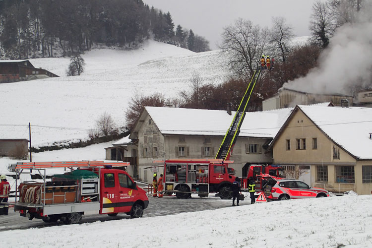 In einem Firmengebäude in Ennetmoos bricht ein Brand in einem Kamin aus. Die Feuerwehr Stans unterstützt die Ennetmooser Kameraden.